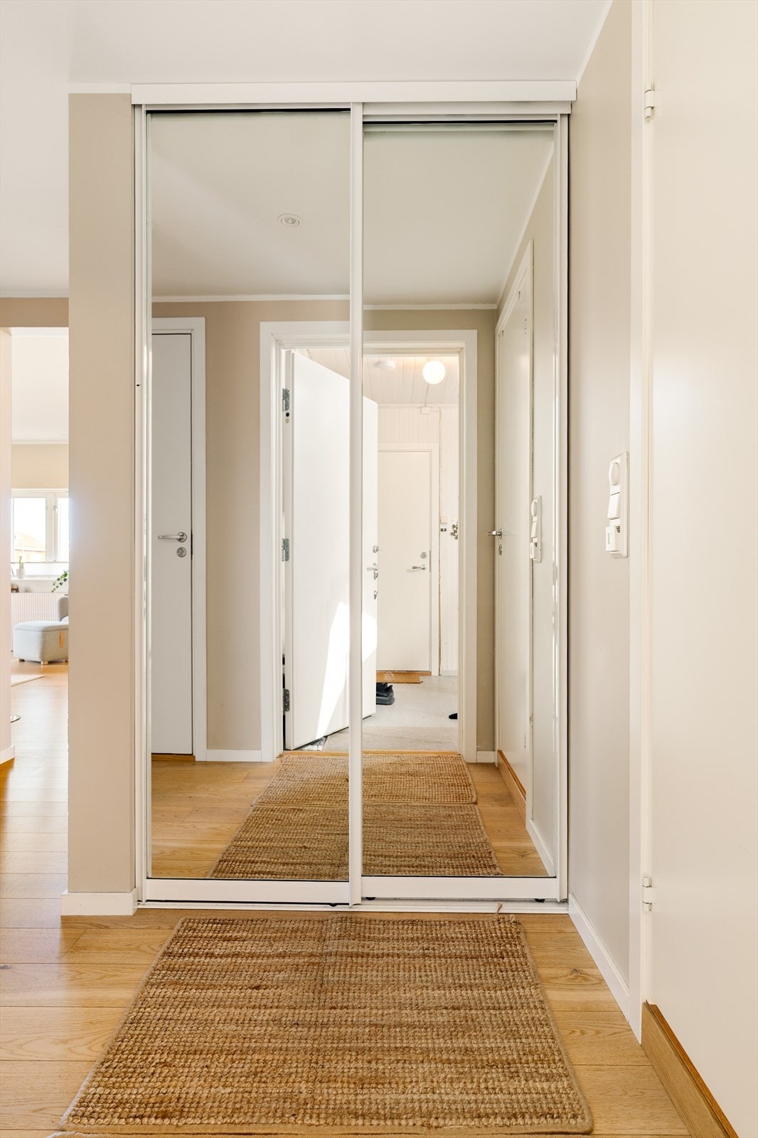 Entreen er også praktisk innredet med egen skyvedørsgarderobe. Galleribilde