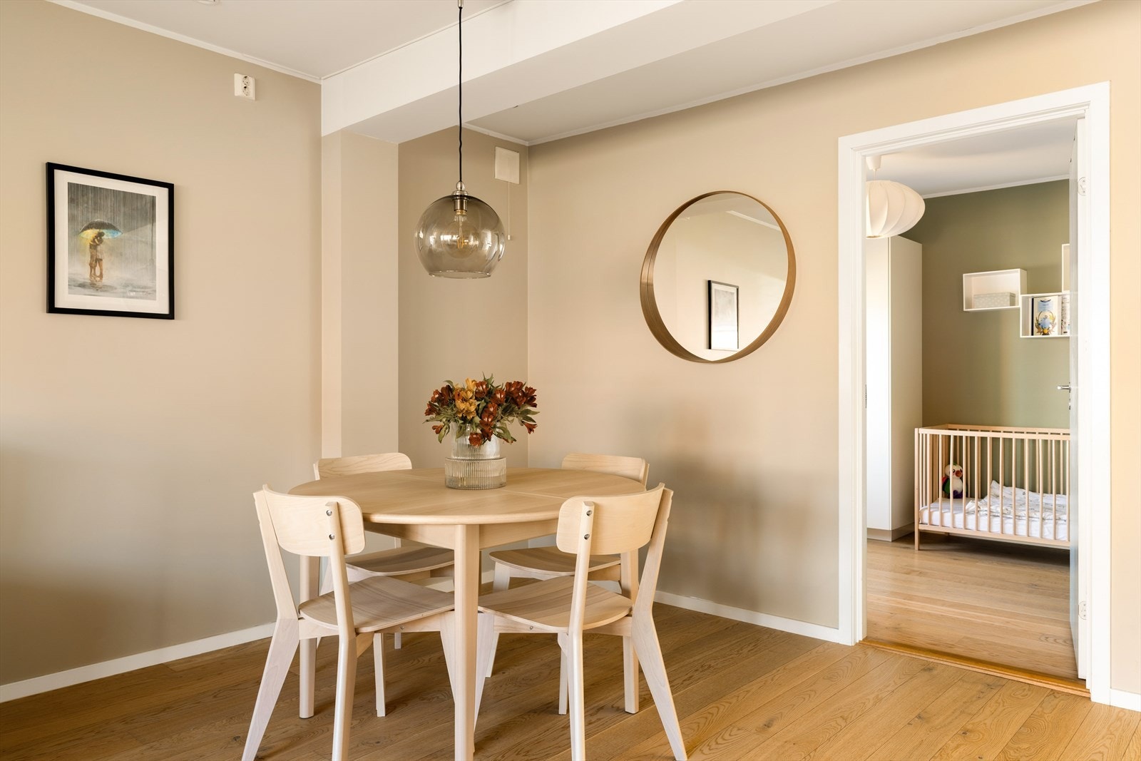 Stua er på hele 26m² og har godt med møbleringsplass og lysinnslipp. Galleribilde