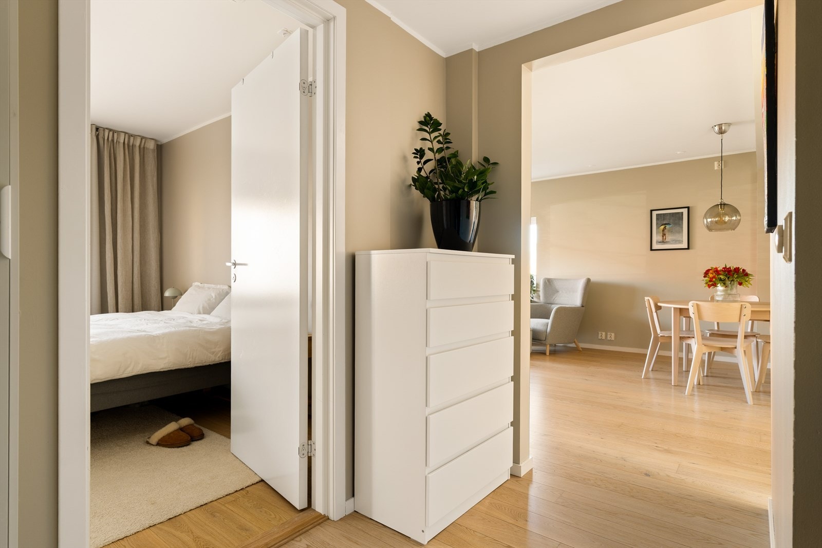 Det medfølger rikelig med bodplass både i kjeller og på loft. Dette kommer spesielt godt med for småbarnsfamilien som trenger ekstra lagringsplass. Galleribilde