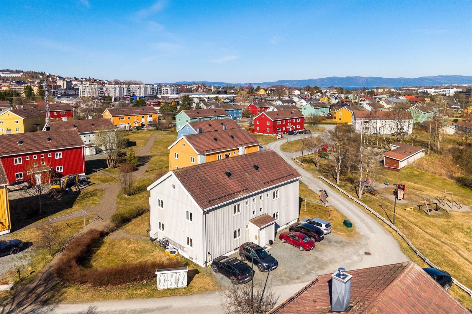 Beliggenheten er usjenert og tilbaketrukket i borettslaget. Det er minimalt med støy fra trafikk og forbipasserende. Galleribilde