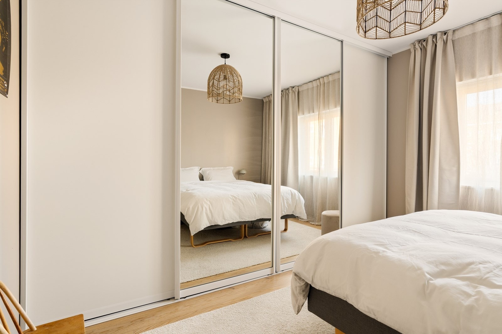 Herlig soverom i tilknytning til gang/entre. Lekkert innredet med skyvedørsgarderobe med speil. Galleribilde