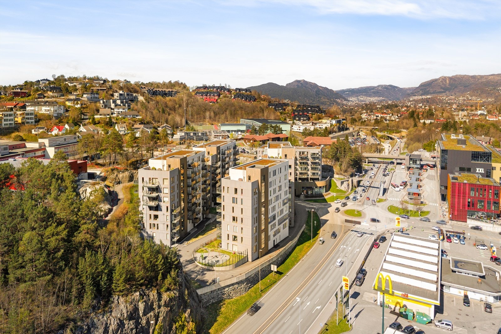 Boligen har kort vei til kollektivtransport med bybane og bussterminal, som gir enkel adkomst til Bergen sentrum, Flesland og store arbeidsplasser på Kokstad og Sandsli. Galleribilde