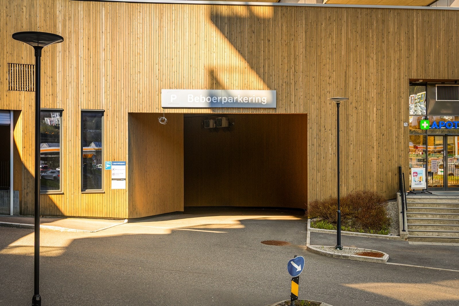 Det kan kjøpes/leies garasjeplass dersom det kommer et internt salg. Galleribilde