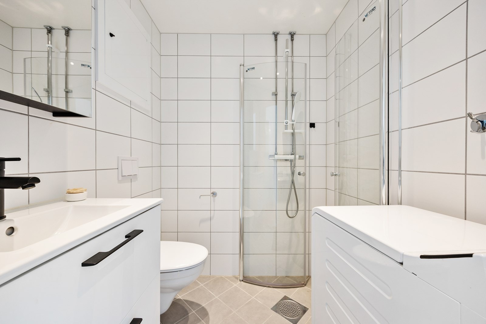 Badet ble totoalrenovert i regi av borettslaget i 2019 med flislagte overflater, varmekabler i gulvet og modernisert innredning. Galleribilde