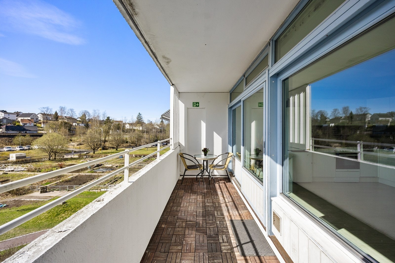 Fra stuen er det utgang til en langstrakt balkong på 7 m² med hyggelig utsyn mot nabolaget. Galleribilde