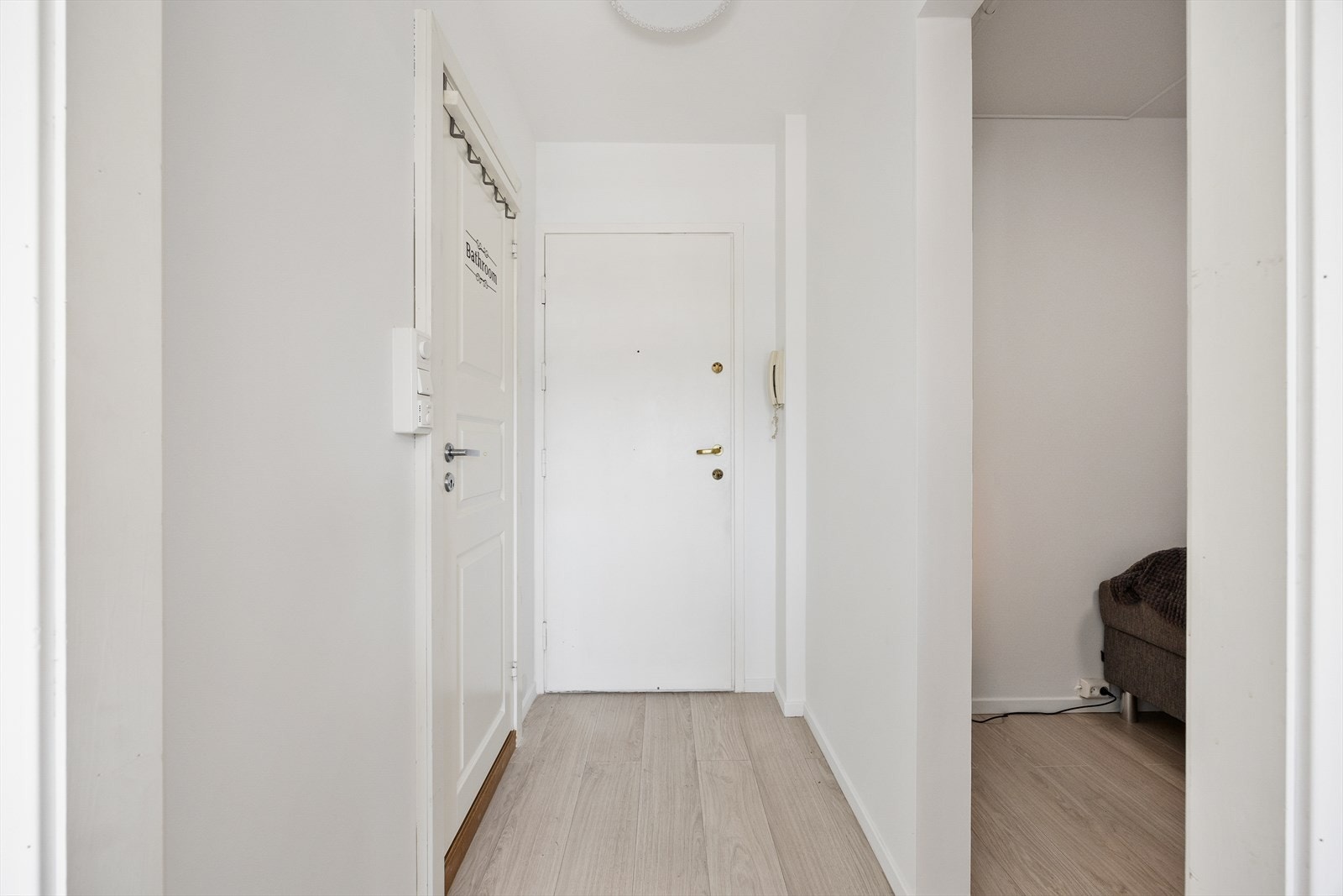 Leiligheten ønskes velkommen via en praktisk og innbydende entré med umiddelbar tilknytning til oppholdsrommene. Galleribilde