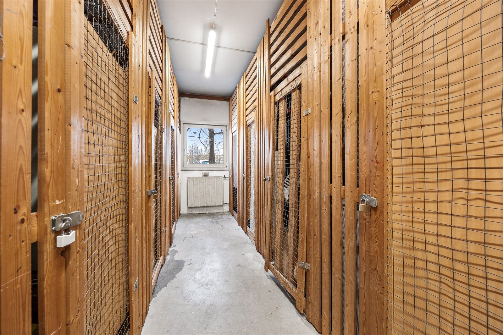 Det medfølger en ekstern bod på ca. 3 m² i kjelleren for ytterligere oppbevaring. Galleribilde