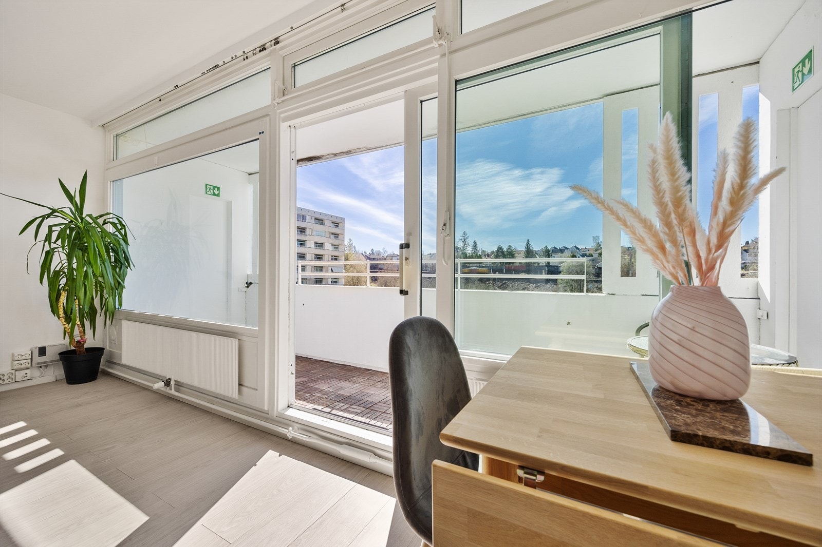 Den brede vindusrekken i rommet er en av boligens toppkvaliteter. Galleribilde