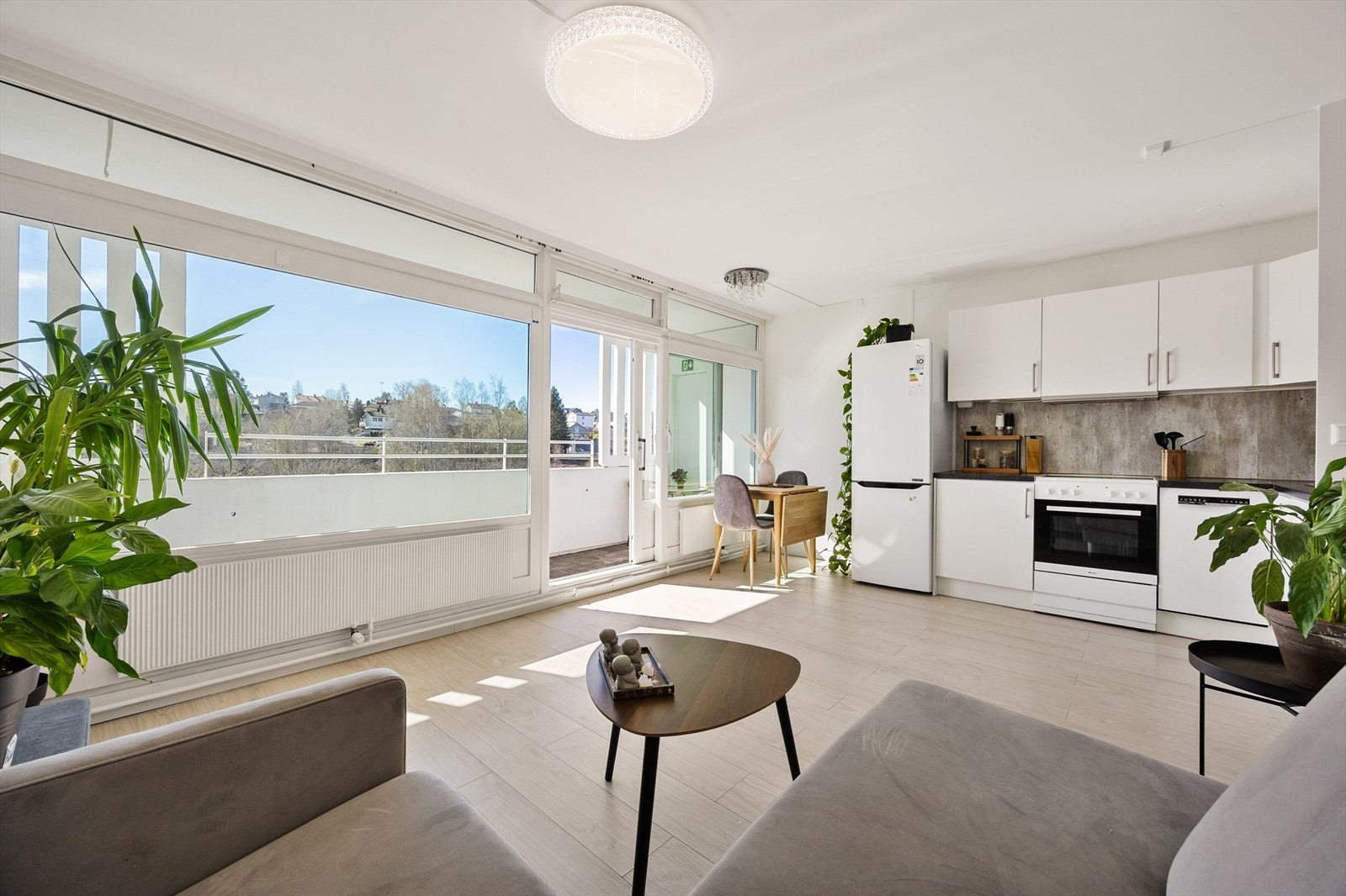 Lokalmegler Awet Tella v/ EiendomsMegler 1 har gleden av å presentere Ole Brumms Vei 20! Foto: Bjørnar Døhlen. Galleribilde