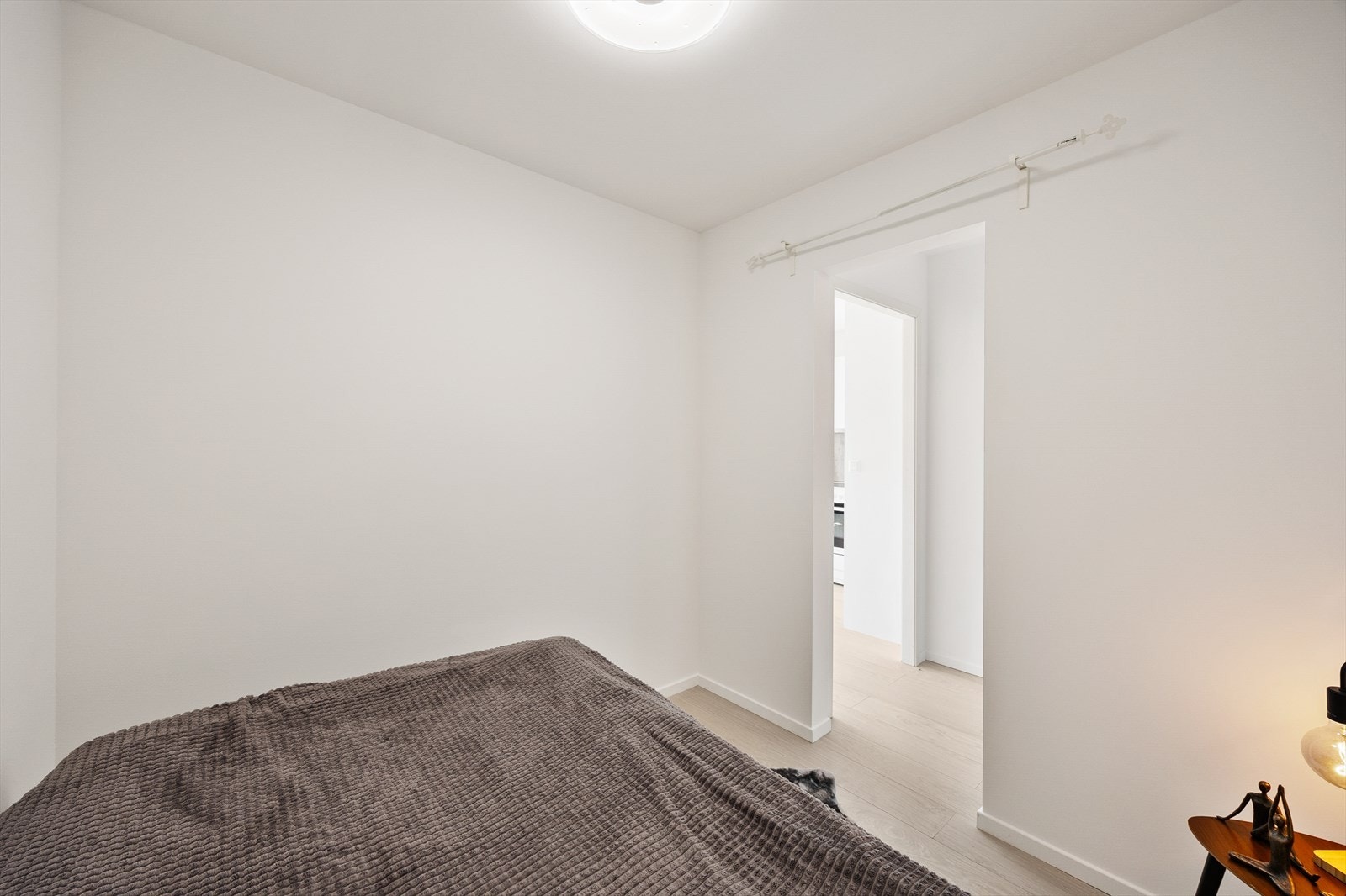 Alkoven har plass til enkel innredning og kan fint omgjøres til en lun og behagelig hvilesone. Det bemerkes at alkoven ikke er godkjent til varig opphold. Galleribilde