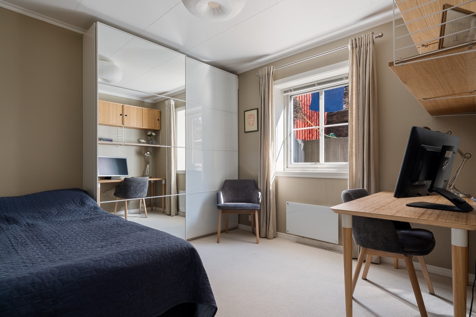 Soverom nr. 2 er også av god størrelse, med garderobeskap og plass til større seng. Perfekt rom som barnerom, gjesterom eller kontor. Galleribilde