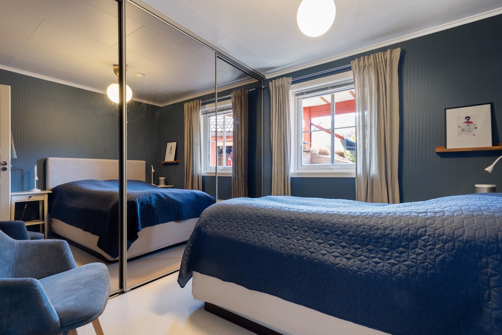 Stilfullt hovedsoverom med plass til dobbeltseng med sidebord. Stor, integrert skyvedørsgarderobe med speil. Delikat teppe på gulv. Galleribilde