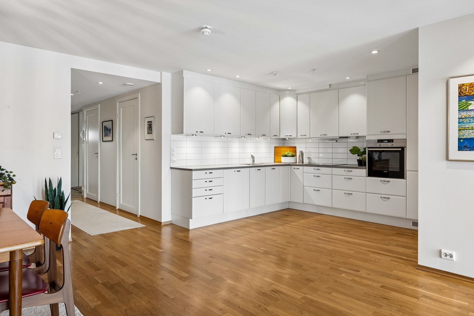 Her er det rikelig med skapplass. Hele leiligheten ble oppgradert fra standard og med tilvalg av kjøkken- og baderomsinnredning, down lighst og med svært gode garderobe løsninger. Galleribilde