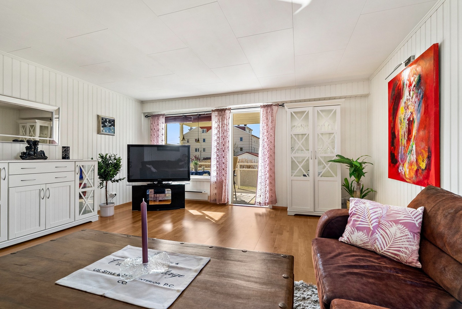 Store vindu som slipper inn godt med naturlig lys i rommet. Galleribilde