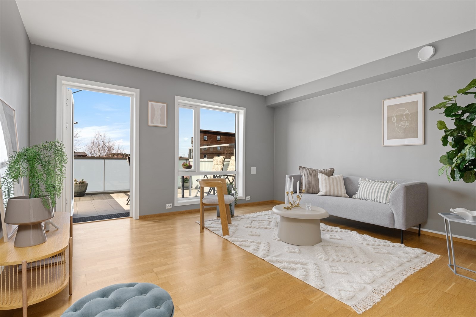 Stuen har god plass for en romslig sofagruppe, gode lysforhold med store vindusflater. Galleribilde