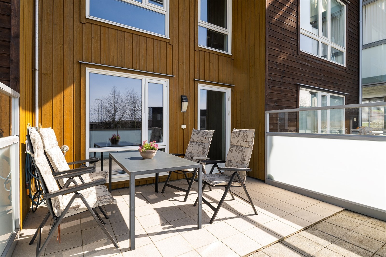 Fin leilighet over to plan, med en stor vestvendt terrasse. Galleribilde