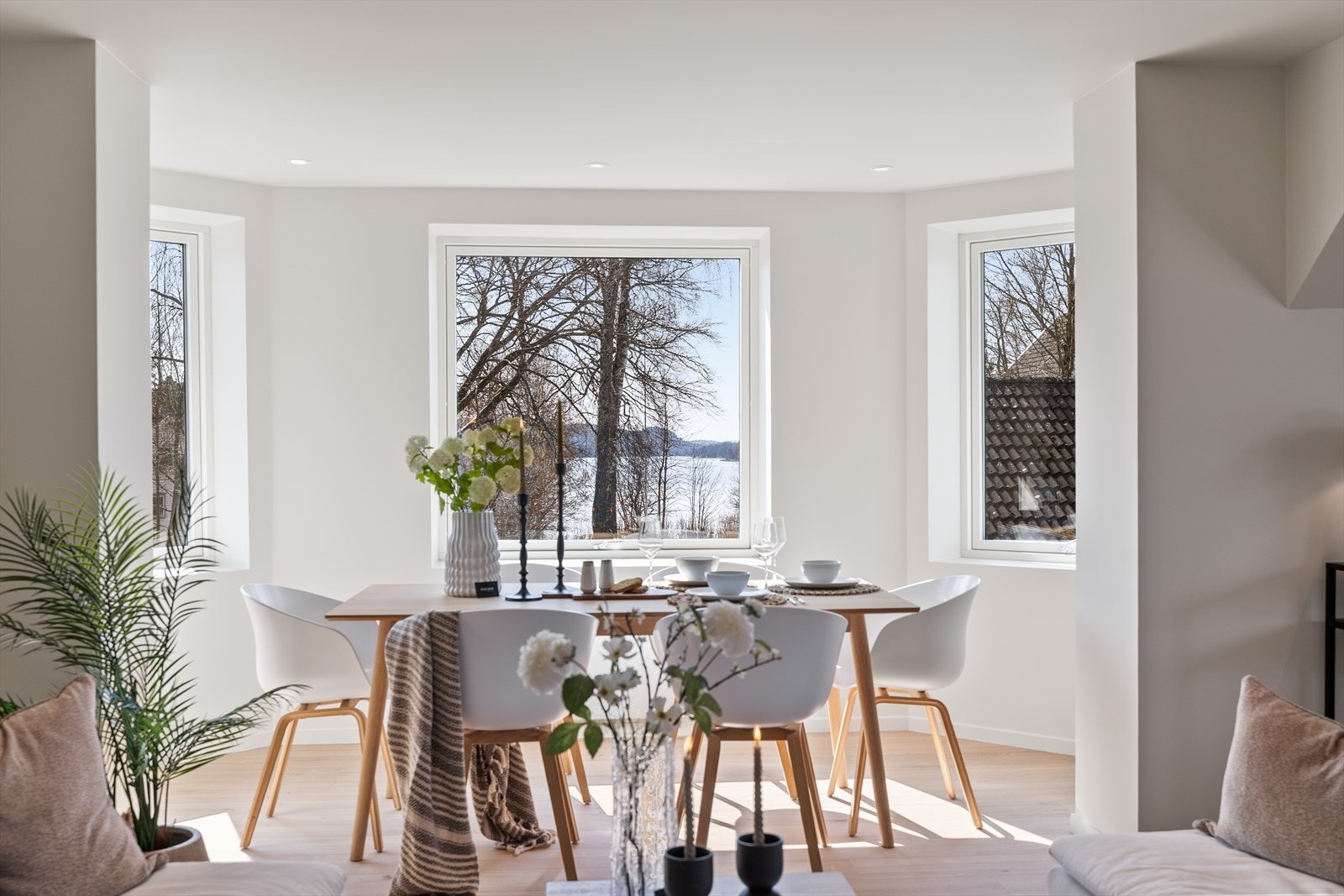 Spisestuen er flott plassert med utsikt mot sjøen. Galleribilde