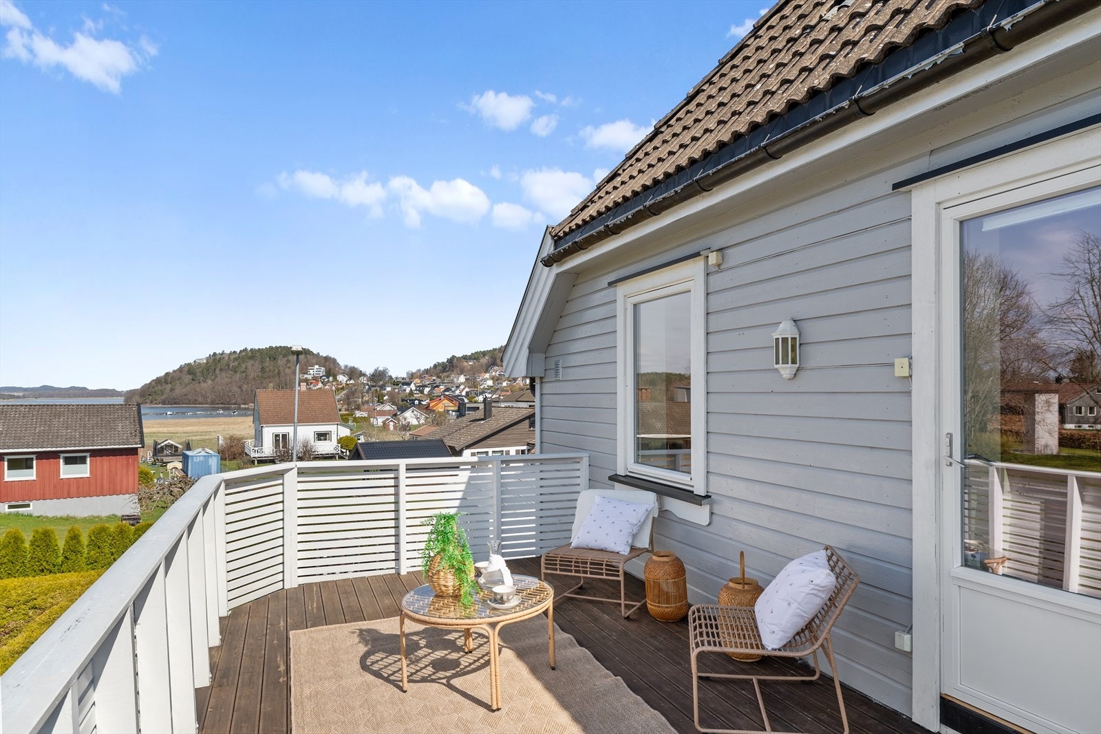 Her har man utsikt over nærområdet og nedover mot sjøen. Galleribilde