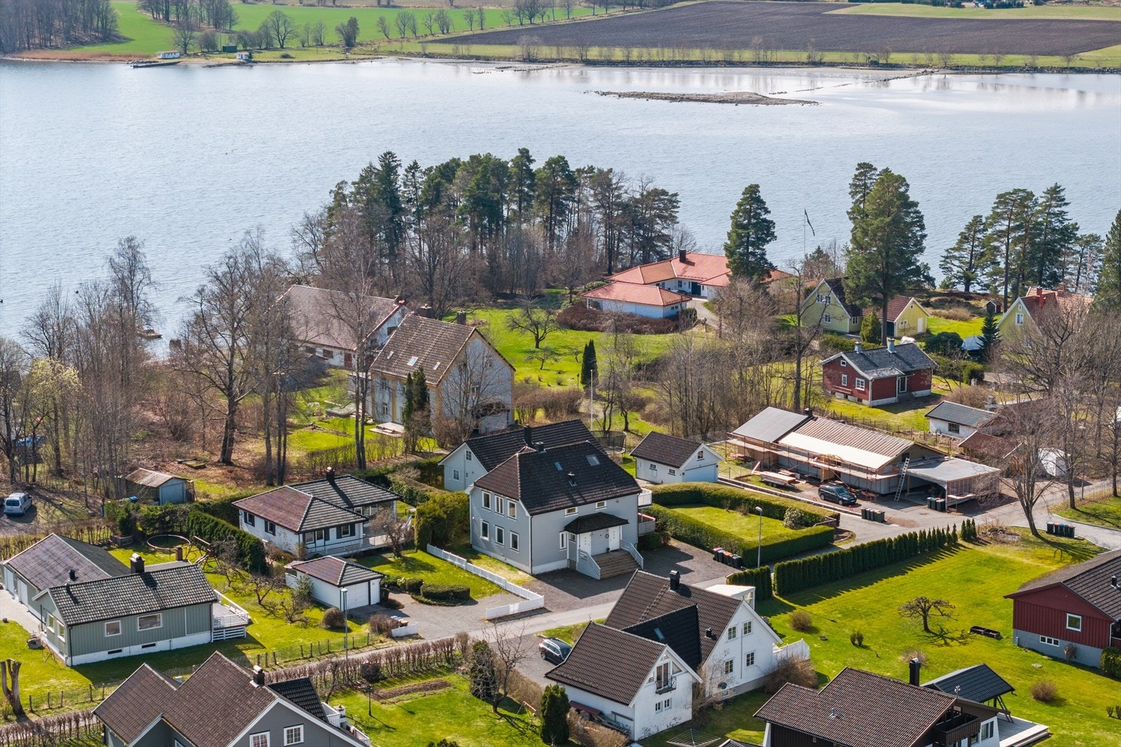 Her bor du et steinkast fra sjøen, det er flotte turområder og grønne rekreasjonsområder som inviterer til et aktivt friluftsliv året rundt. Galleribilde