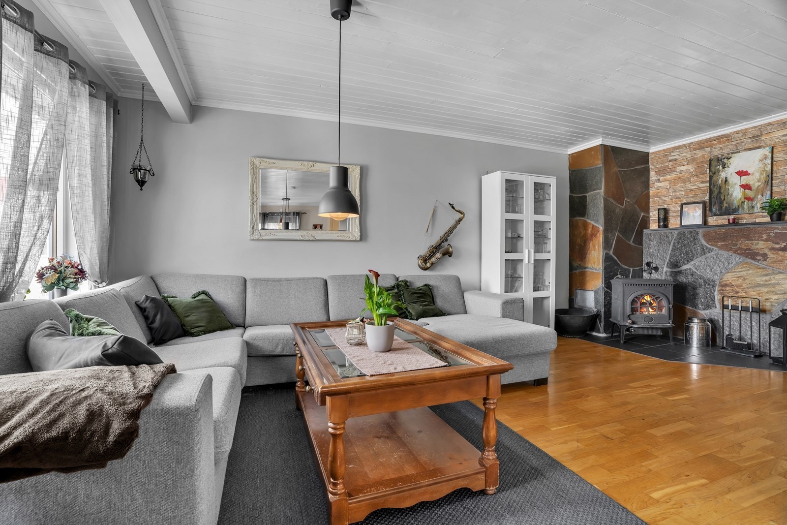 I stuen finner du en peisovn som skaper en hyggelig ramme på kalde dager. Galleribilde