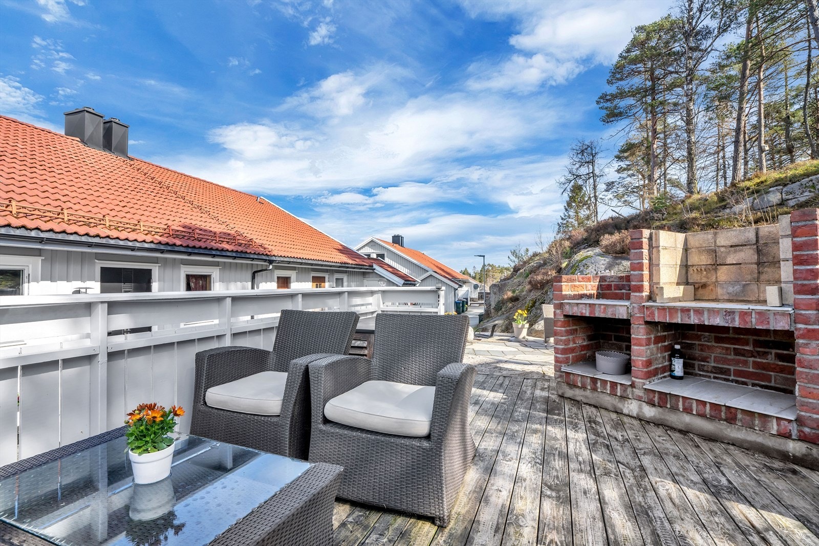 Det gjøres oppmerksom på at plattingen delvis ligger på sameiets fellesområde og delvis på kommunens areal Galleribilde