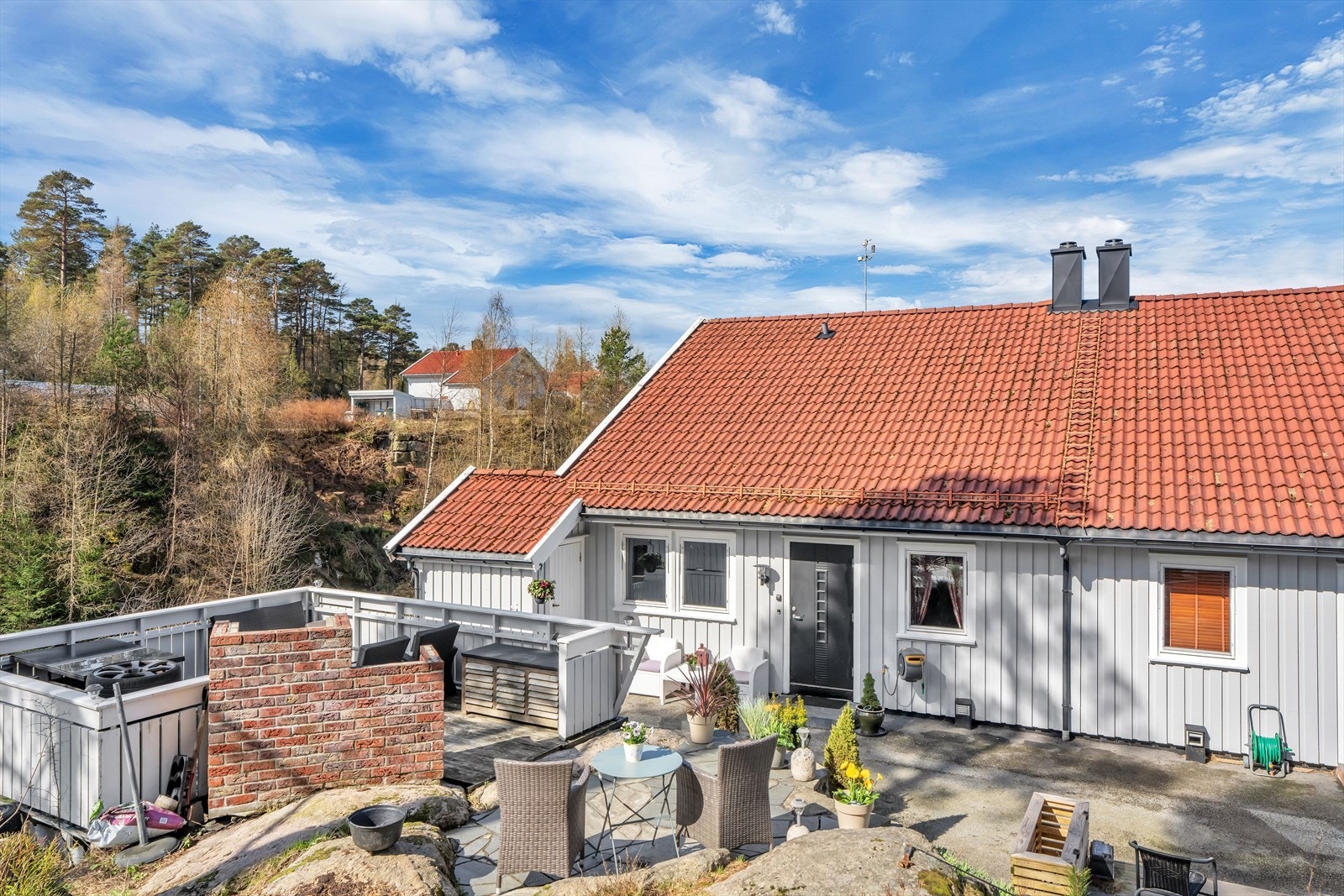 Hyggelig uteplass. Det gjøres oppmerksom på at platting bak leiligheten delvis ligger på sameiets fellesområde og delvis på kommunens areal. Galleribilde