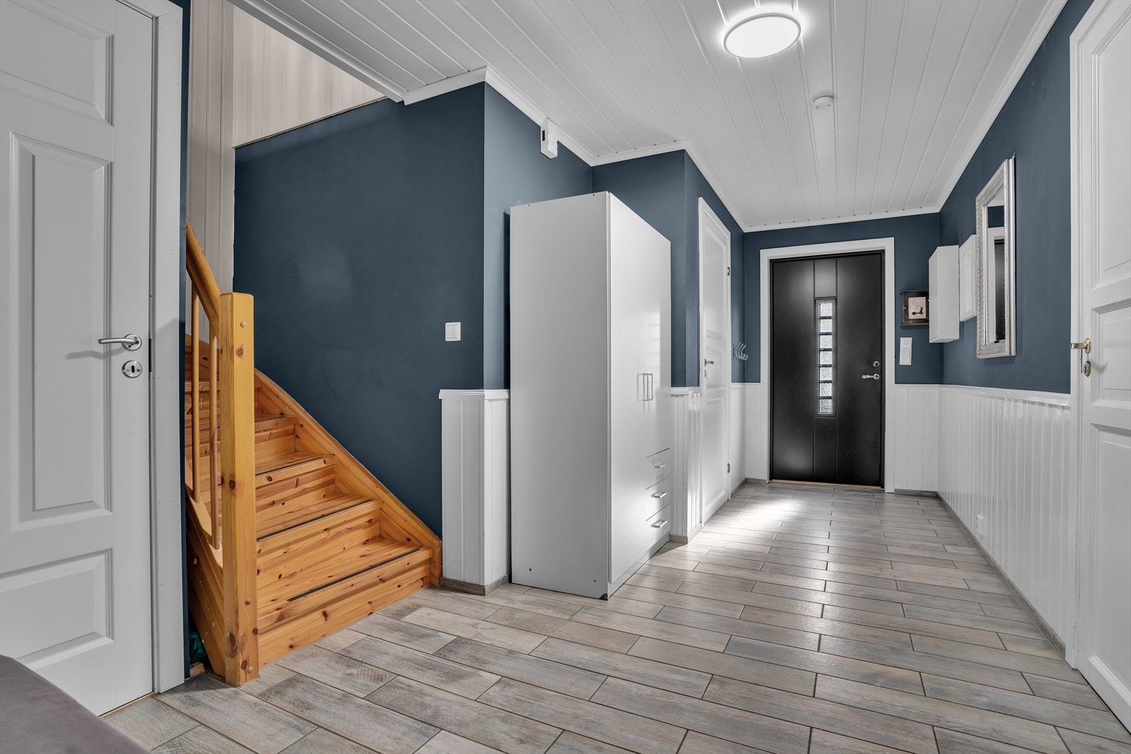 romslig hall med god plass til oppbevaring av yttertøy og sko Galleribilde