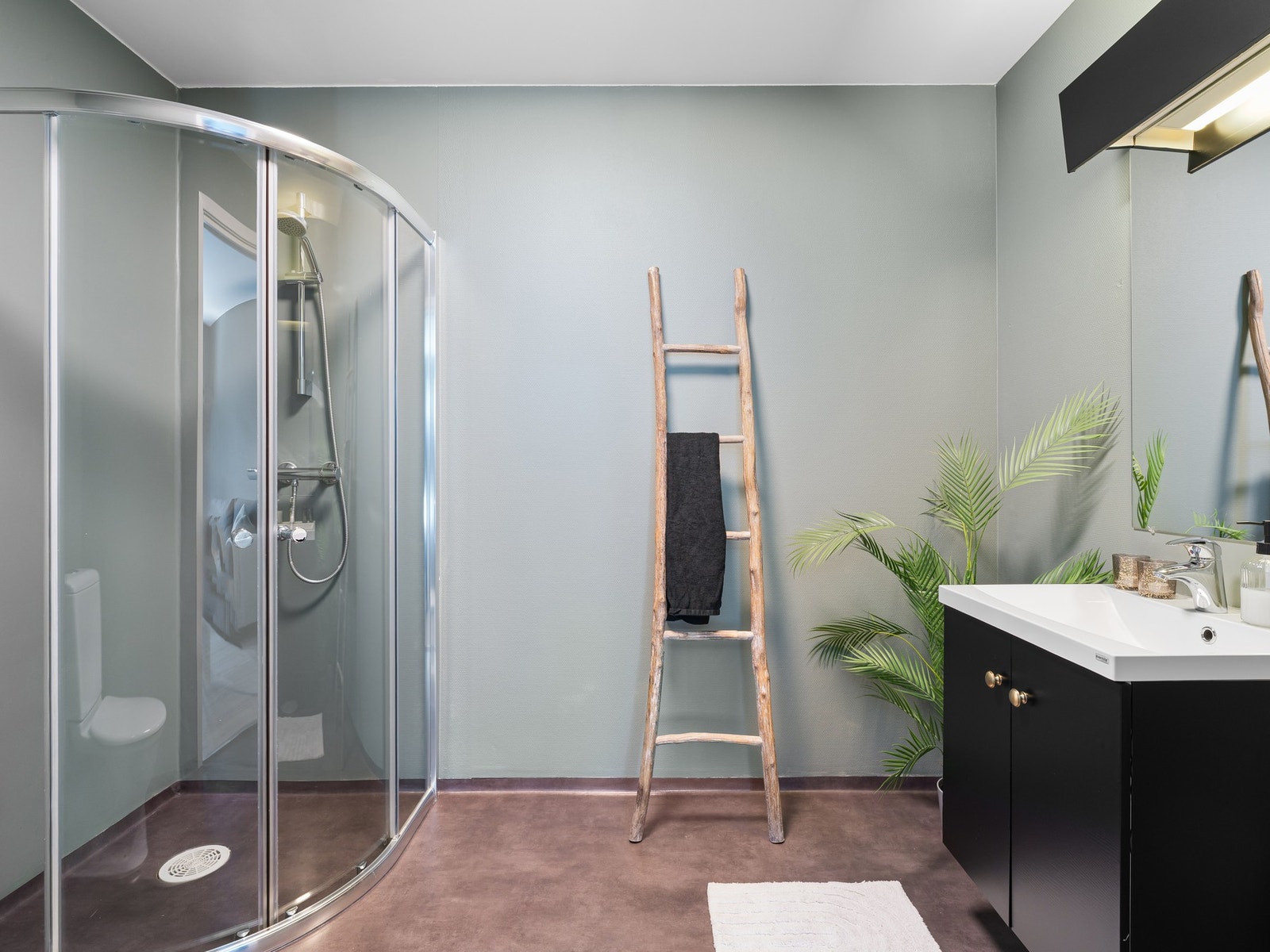 Badet i 1. etasje har belegg på gulv med behagelig gulvvarme. Galleribilde