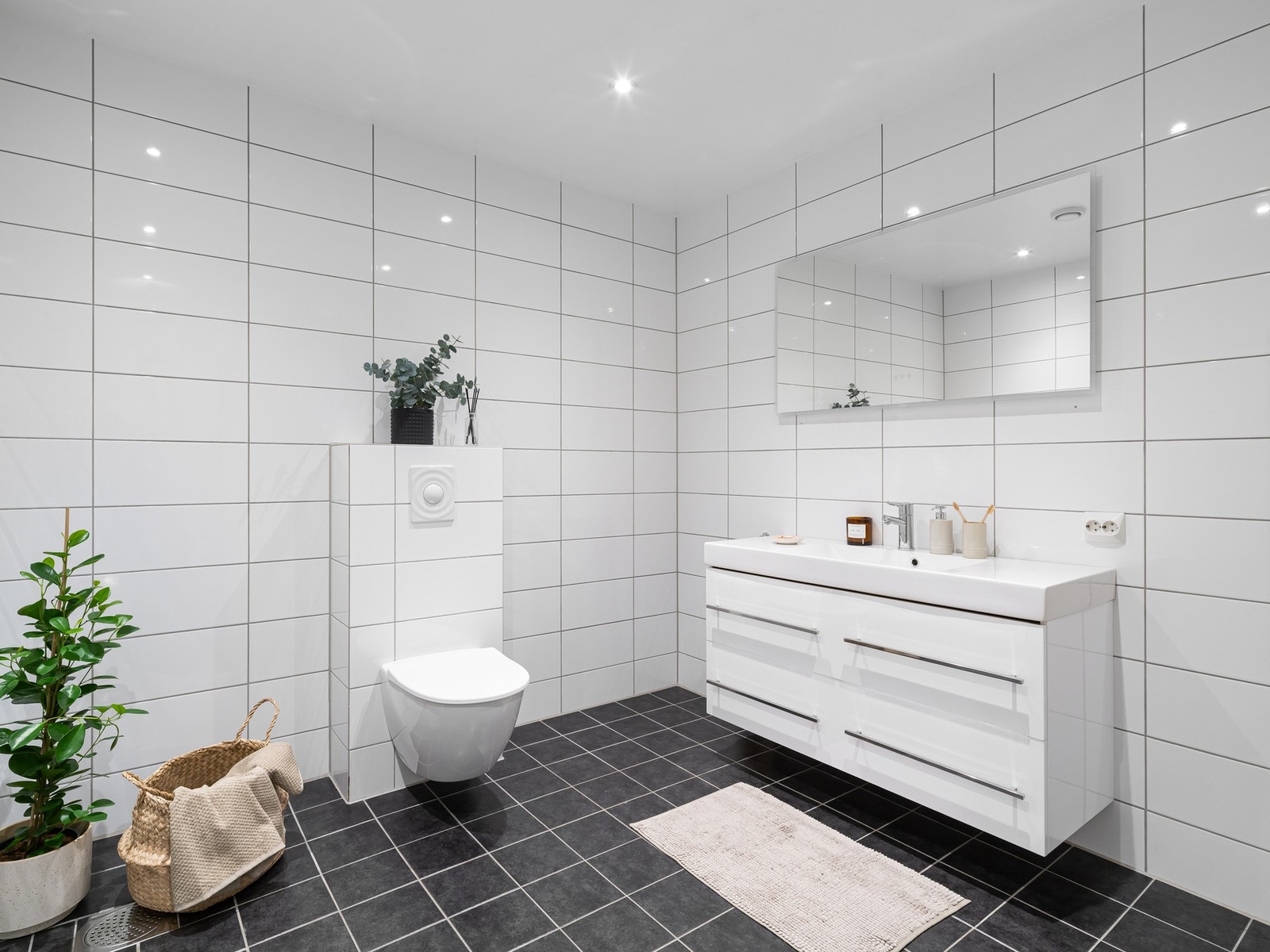 Badet i 2. etasje har fliser på både gulv og vegger. Gulvet er utstyrt med elektrisk gulvvarme. Galleribilde