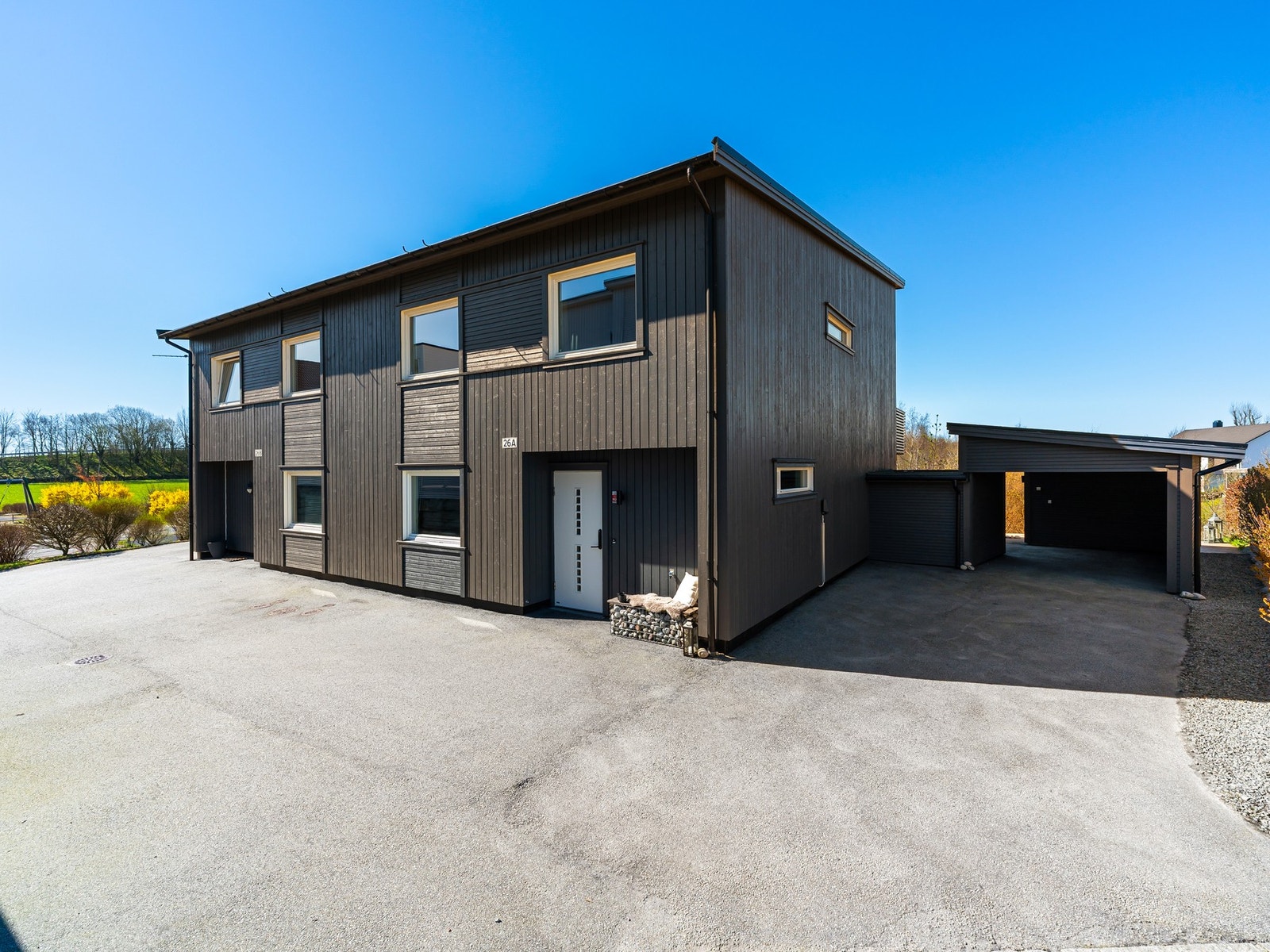 Boligen har parkering i carport. Galleribilde