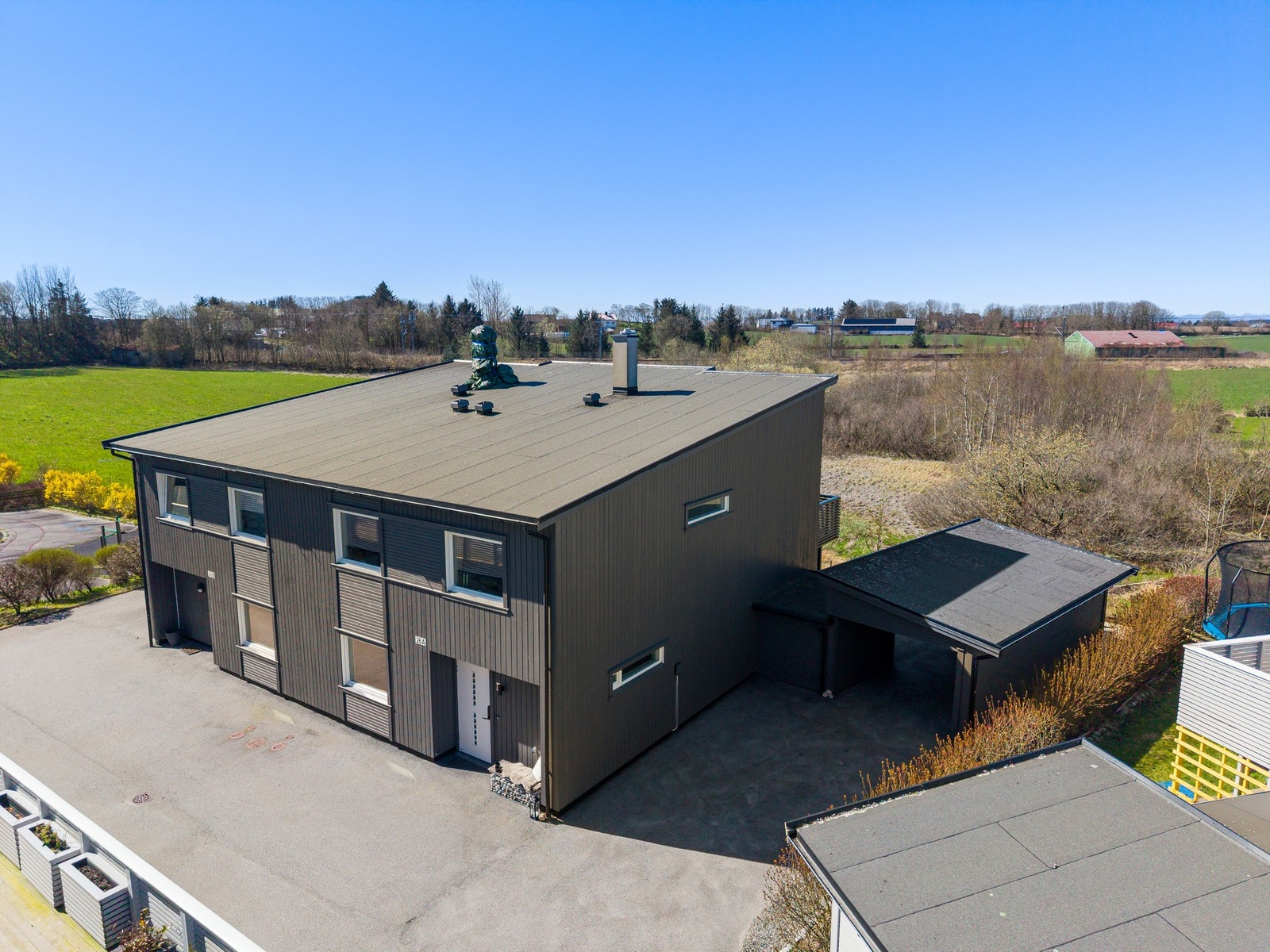 Det er lagt opp for elbillader på fremsiden av carporten. Galleribilde