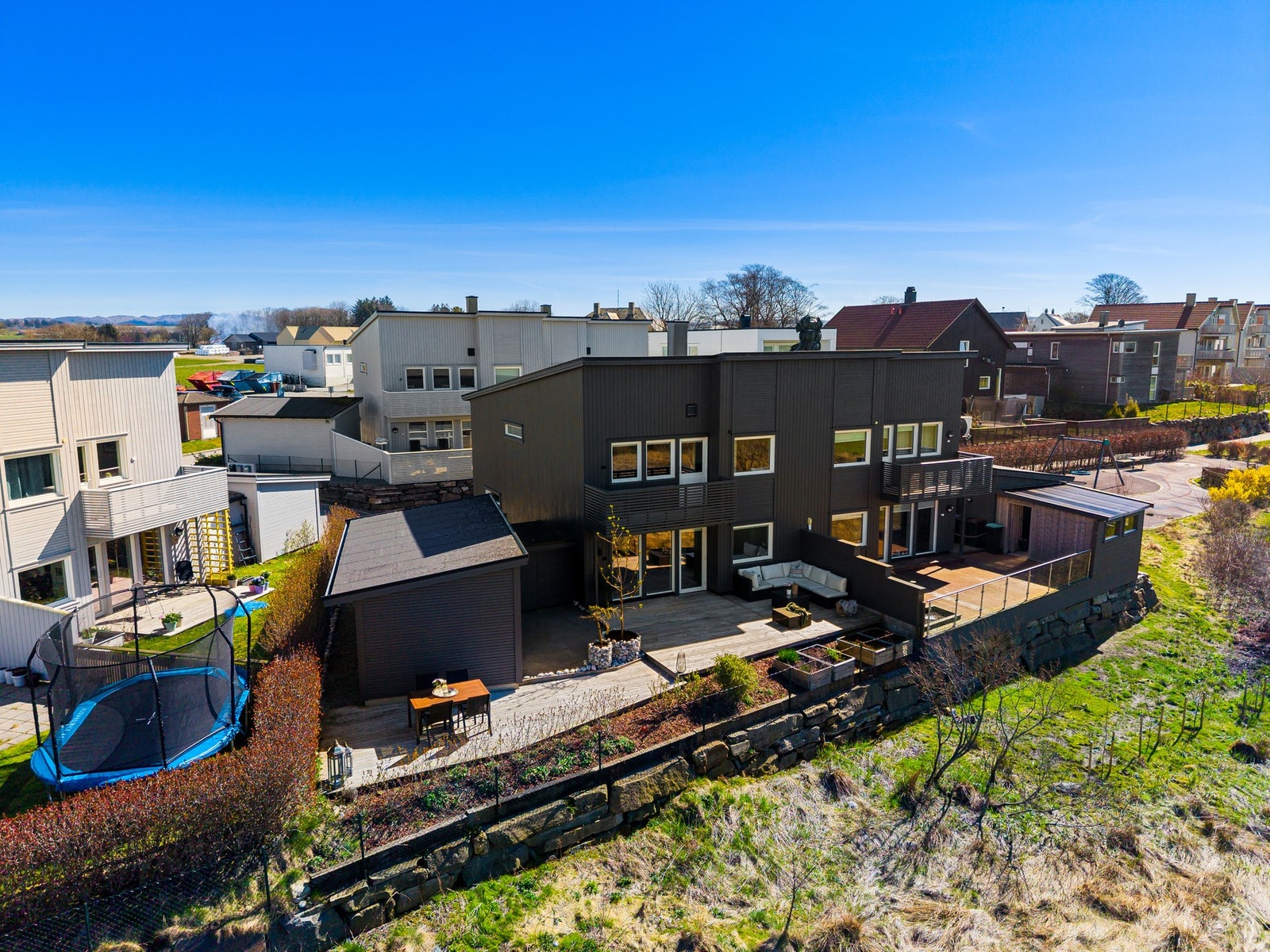 Boligen ligger flott og landlig til på Hognestad - like utenfor Bryne. Galleribilde