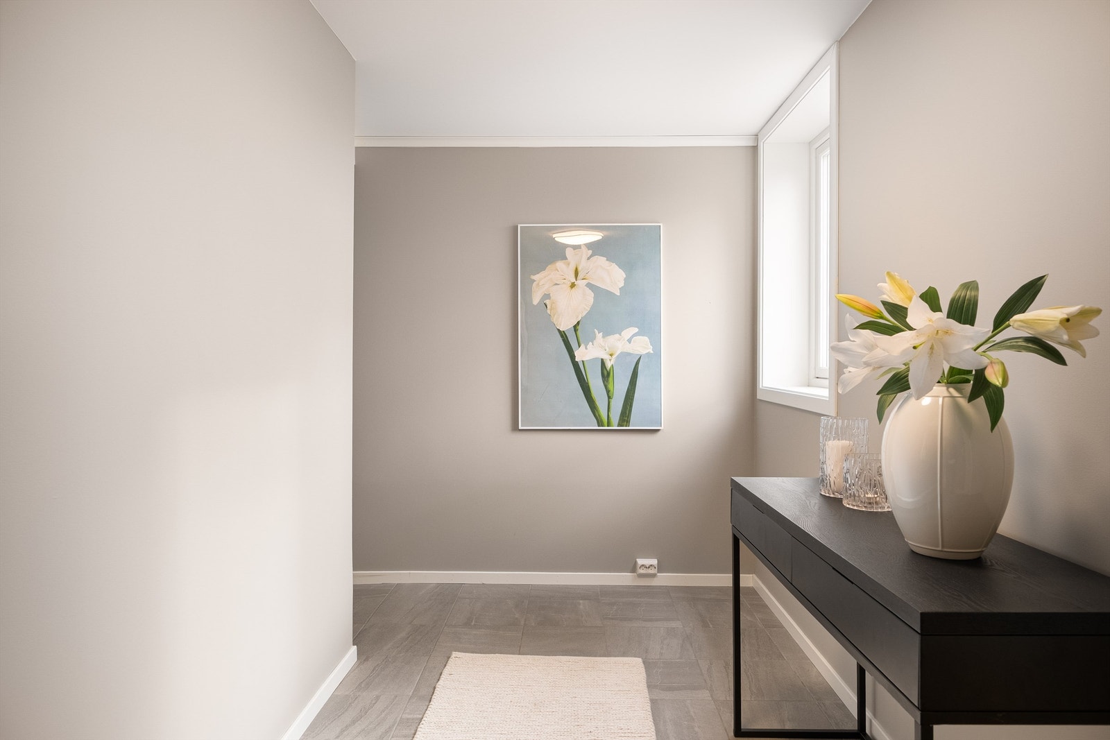 Hybelen har egen, romslig entré på ca. 8 kvm. med flislagt gulv og plass til garderobe-/oppbevaringsmøbler. Galleribilde