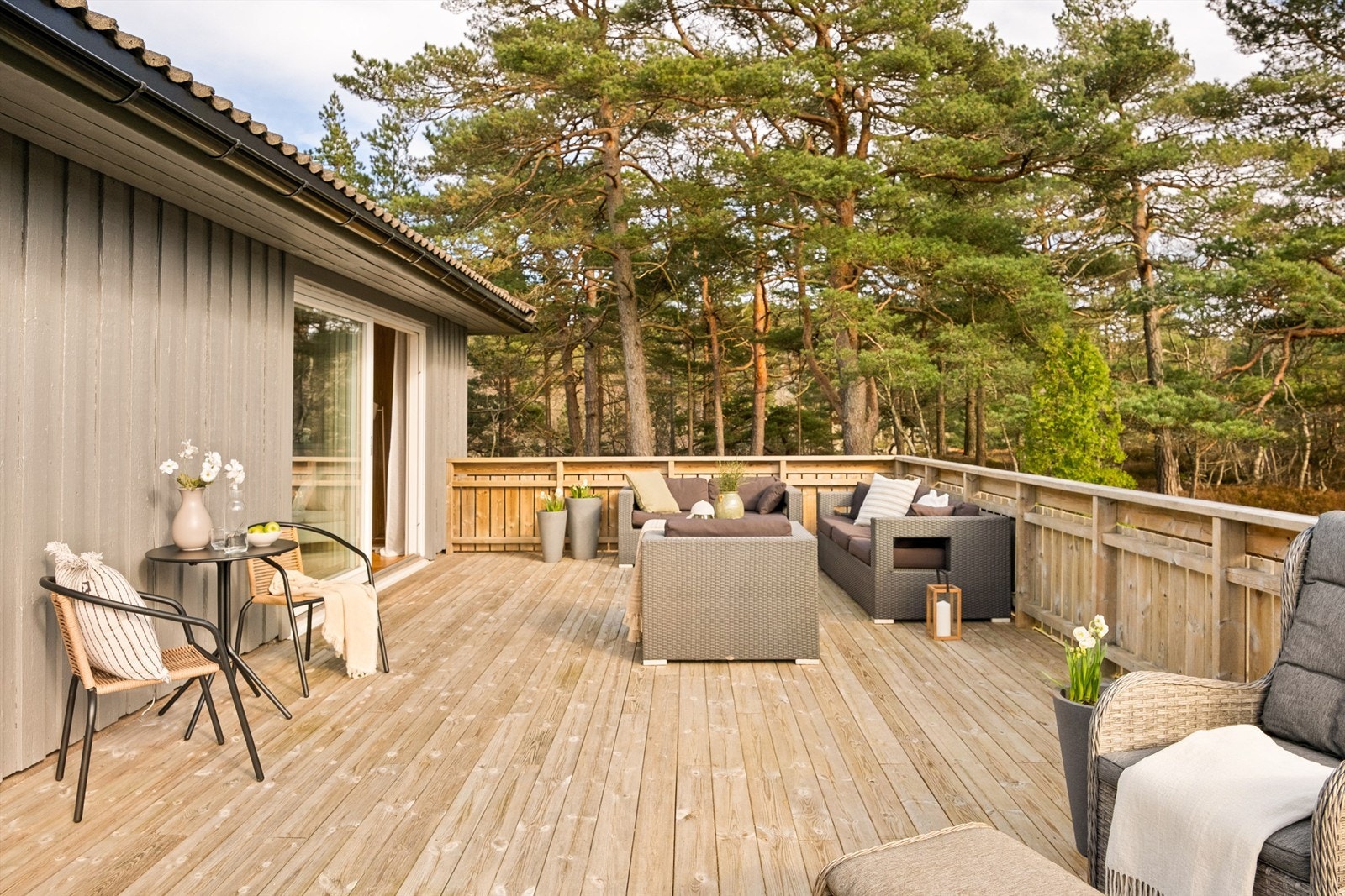 Fasaden er nylig malt. Terrassens gulv og rekkverk er overflatebehandlet. Galleribilde