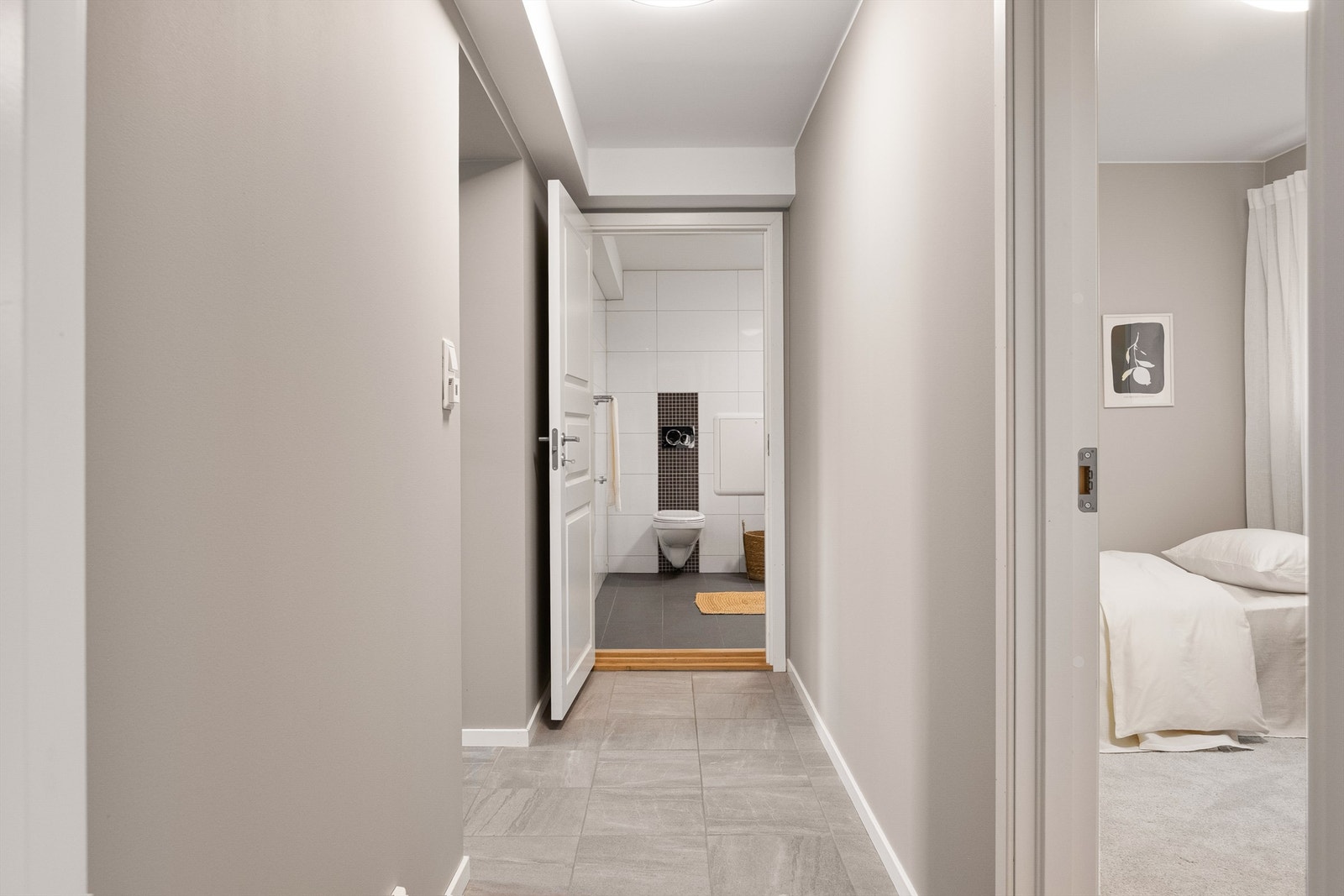 Romløsningen er hensiktsmessig utformet også i hybelen. Soverom II og III er tilbaketrukne fra stuen og samlet rundt gangen - rett ved badet. Galleribilde