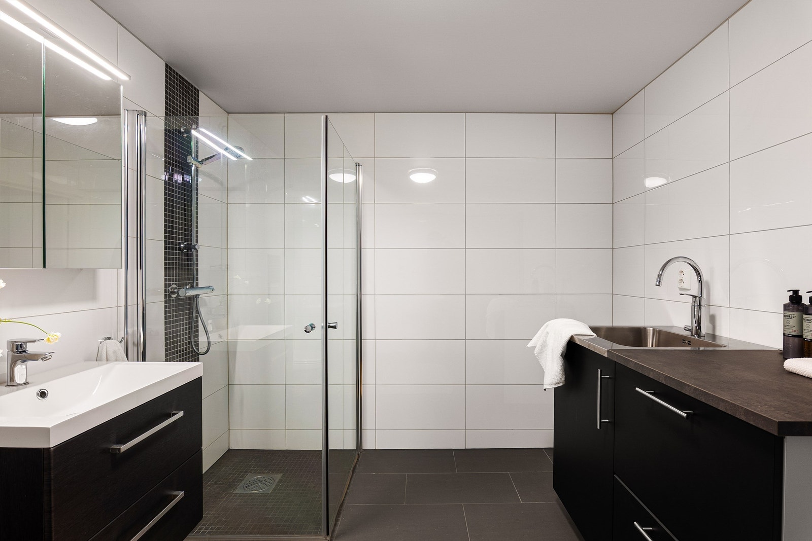 Badets ca. 8 kvm. er smart utnyttet til kombinert bruk som vaskerom. Galleribilde
