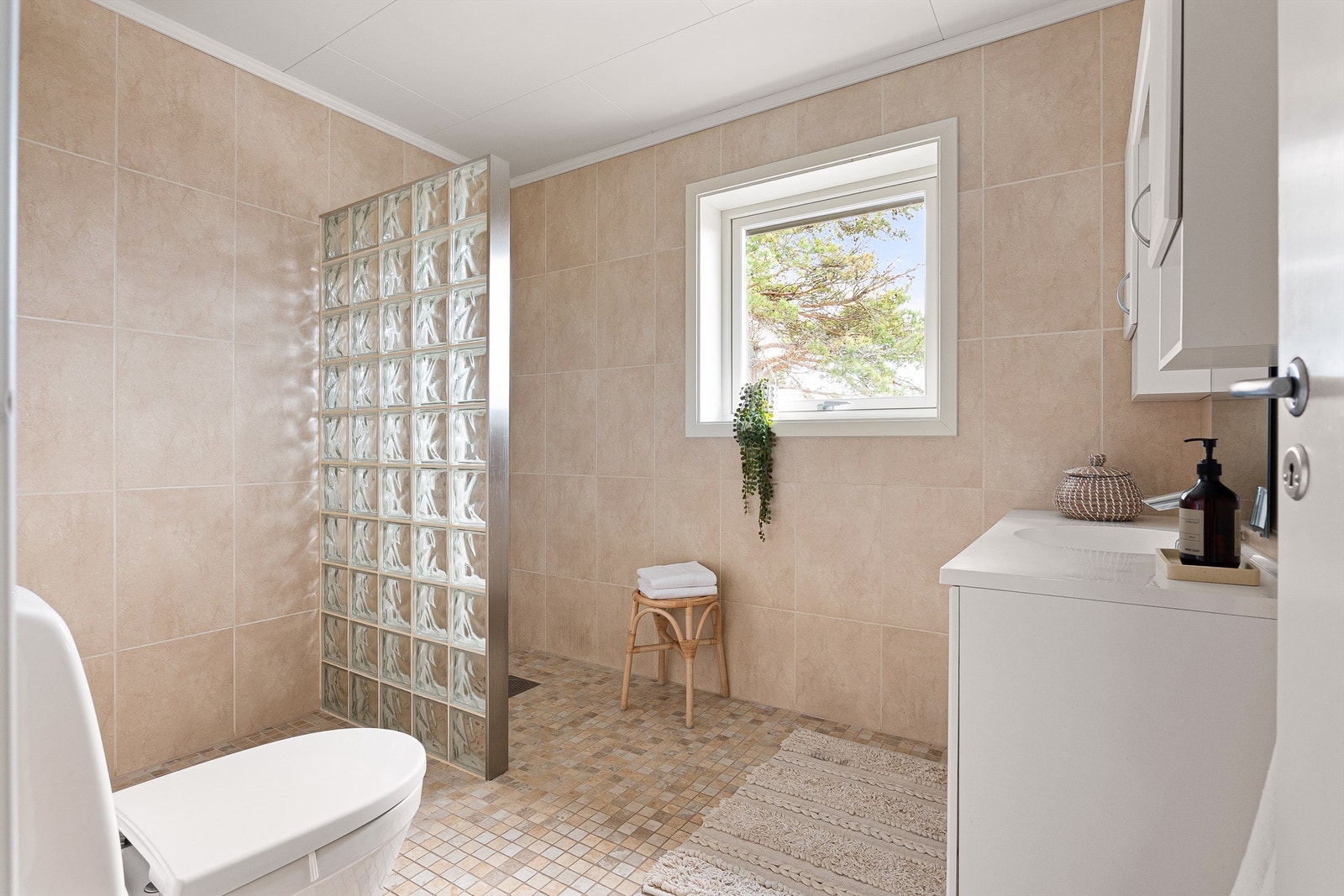 Badet i første etasje ble renovert i 2003. Gulv og vegger er utført med fliser i lyse nyanser, gulvet også med varme. Galleribilde
