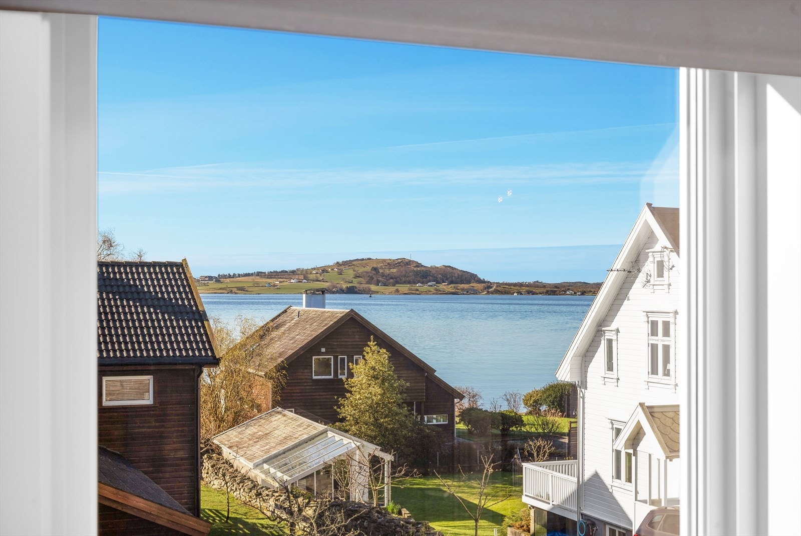 Fra boligen er det en flott utsikt mot sjøen Galleribilde