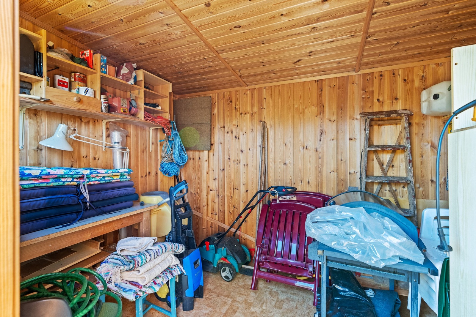 Bod med praktisk lagringsplass. Her er det god plass til oppbevaring av utstyr. Galleribilde