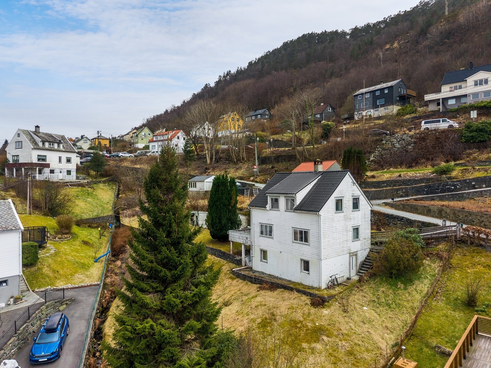 Boligen disponerer egen garasje på tomten Galleribilde