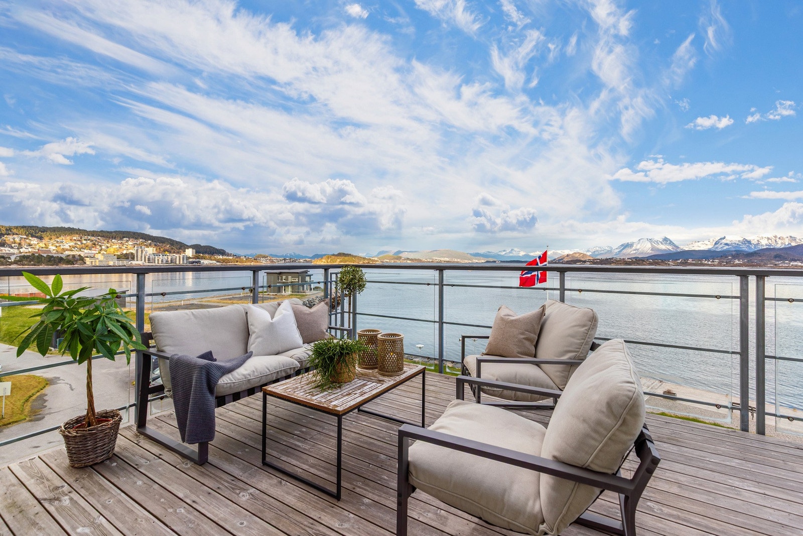 Veranda på ca. 20 m². Galleribilde
