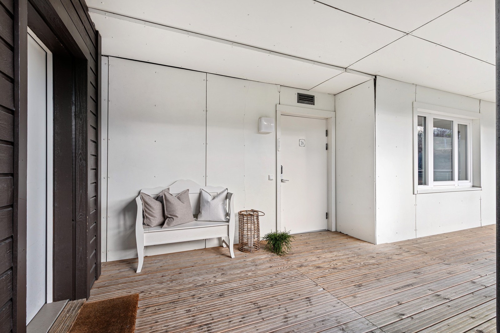 Velkommen inn! Det er heis opp til etasjen. Galleribilde