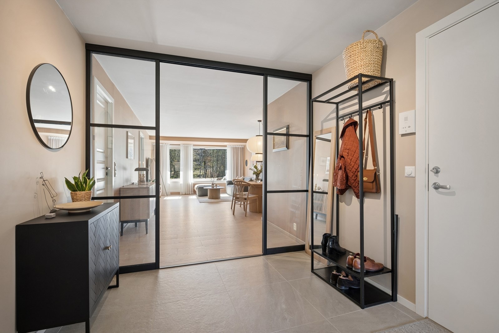 Skyvedører i glass fungerer som en elegant sonedeler mot stuen, samtidig som de slipper lyset gjennom. Galleribilde