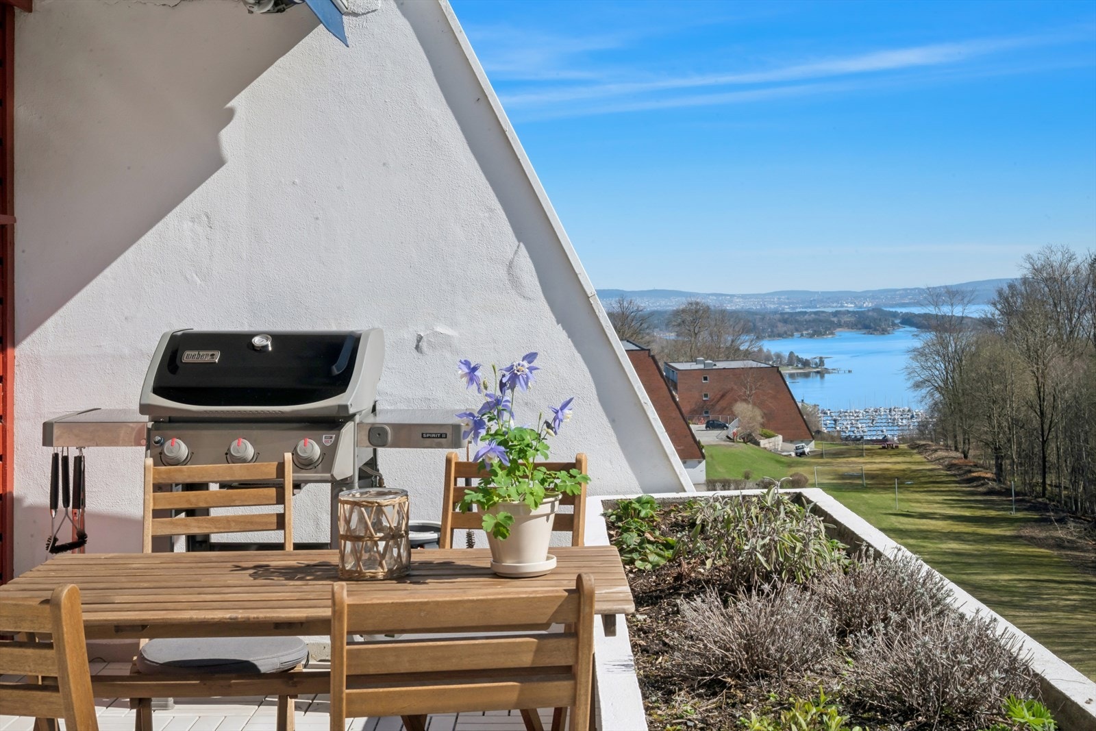 Her ligger alt til rette for å slappe av i solen og nyte utsikten. Galleribilde