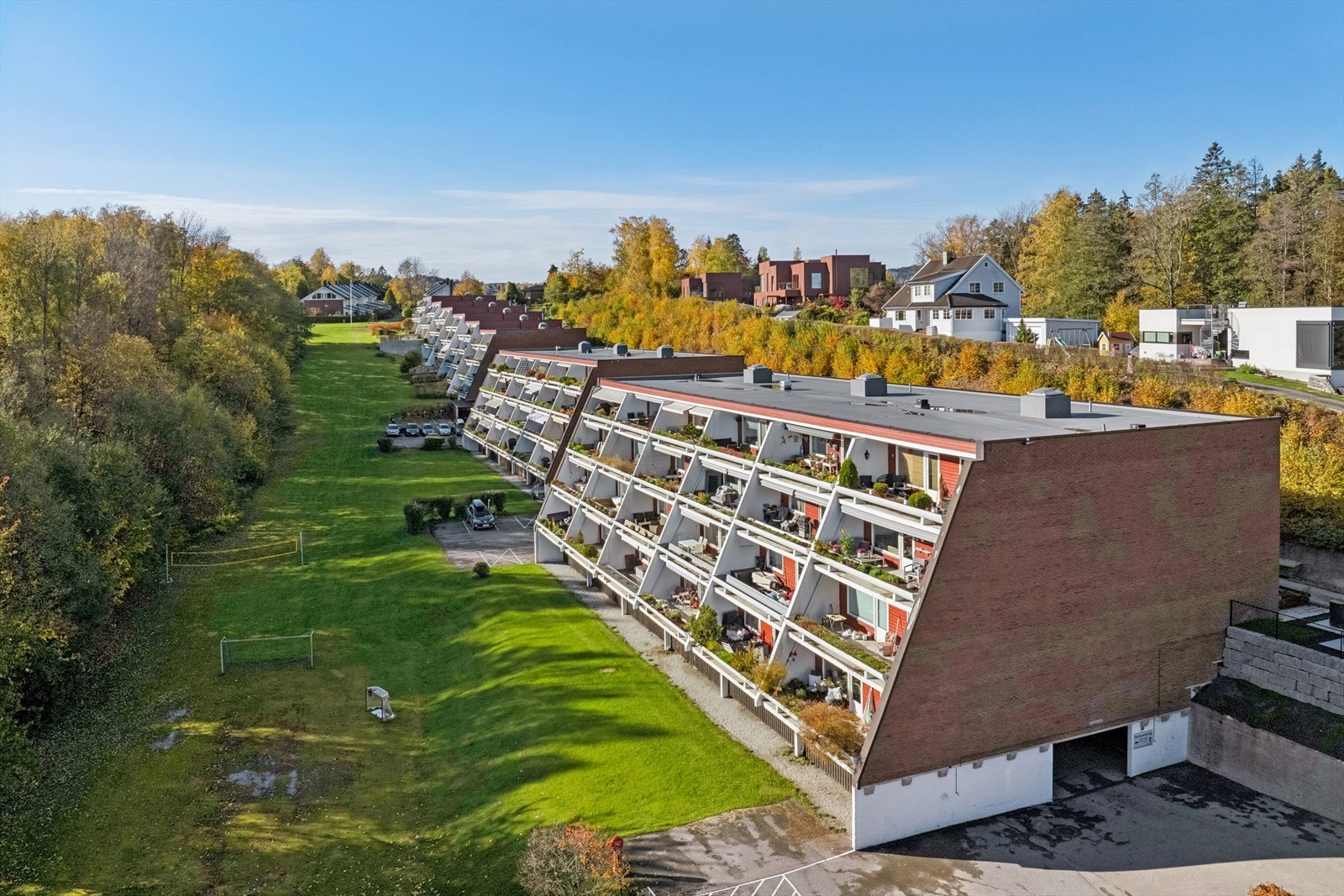 Sameiet har romslige fellesarealer med plenområder, lekeapparater og ballplass, som gir gode oppholds- og aktivitetsmuligheter. Galleribilde