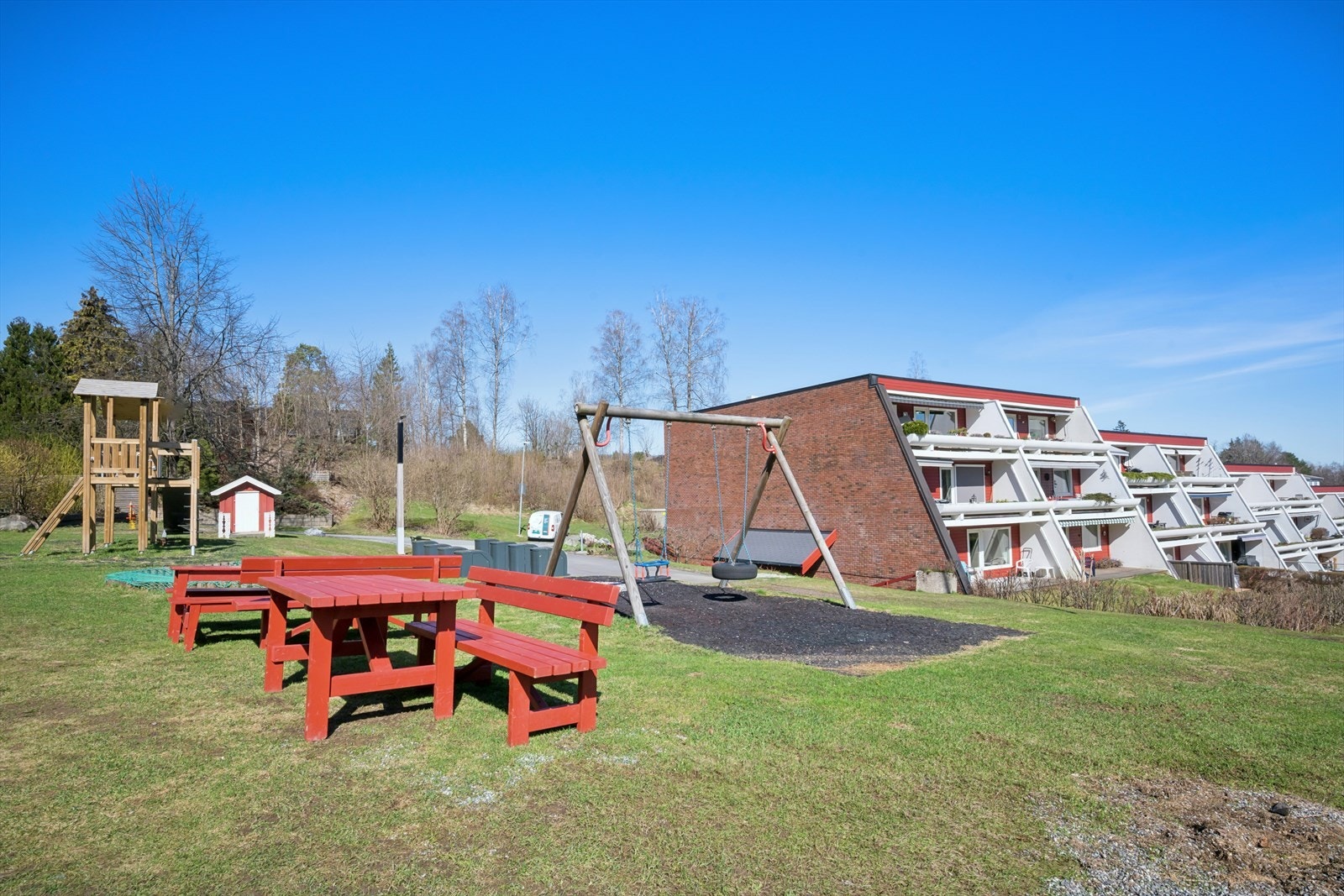 Fellesarealer er opparbeidet med lekeareal for barn, samt store plenarealer. På vinterstid brukes gressletten til akebakke for barna. Galleribilde