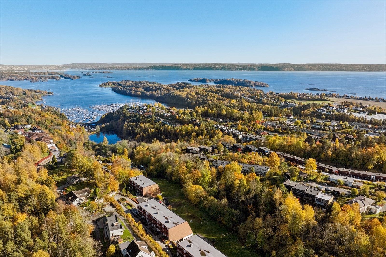 Det er kort vei til sjøen med blant annet Hvalstrand Bad og Leangbukta båthavn, som er populære utfartssteder sommerstid. Galleribilde