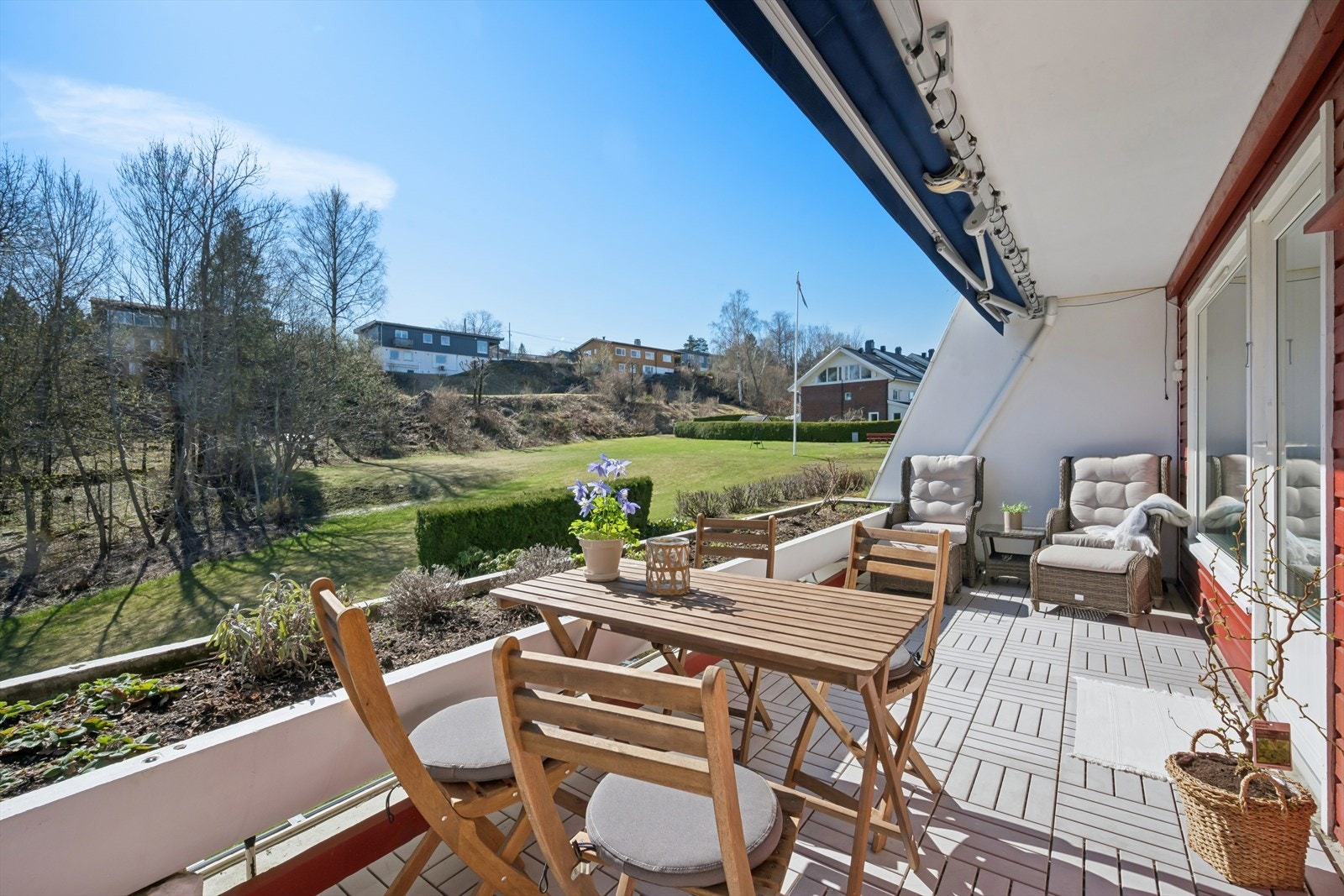 Svært brukervennlig terrasse med god plass til flere soner. Galleribilde