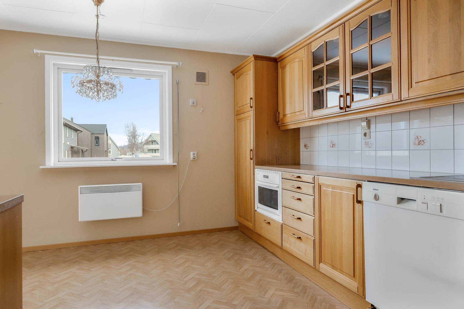 Det er integrert stekeovn, platetopp, mikrobølgeovn og kjøleskap, og frittstående oppvaskmaskin. Galleribilde