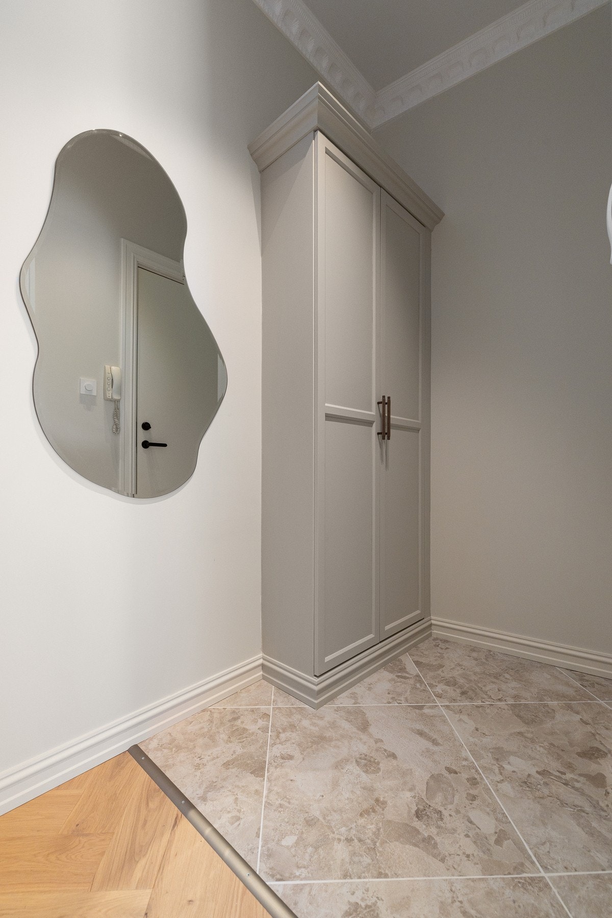 Praktisk med fliser i entré. Gode oppbevaringsmuligheter i hele leiligheten. Leiligheten disponerer også en romslig bod i kjeller. Galleribilde